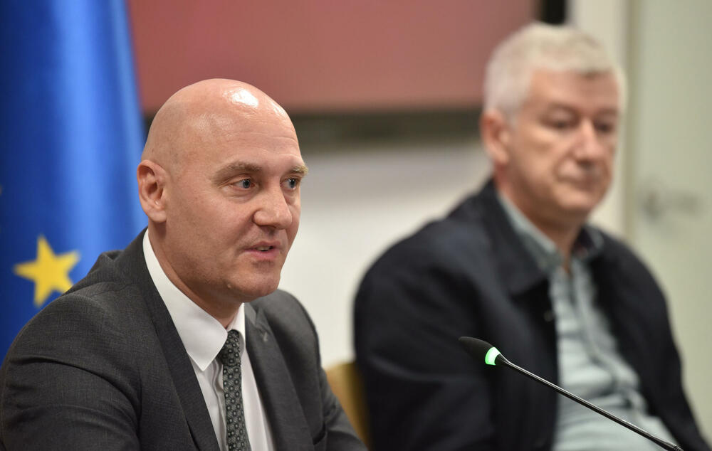 <p>Državni sekretar Ministarstva unutrašnjih poslova (MUP) Novica Obradović je na konferenciji za medije povodom do sada preduzetih aktivnosti na kontroli biračkog spiska, rekao da je ministar unutrašnjih poslova Danilo Šaranović u februaru prošle godine oformio radnu grupu koja se bavi kontrolom biračkog spiska</p>