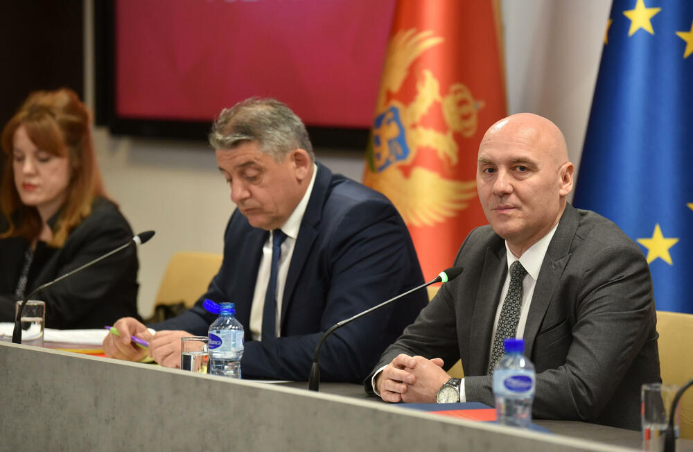 <p>Državni sekretar Ministarstva unutrašnjih poslova (MUP) Novica Obradović je na konferenciji za medije povodom do sada preduzetih aktivnosti na kontroli biračkog spiska, rekao da je ministar unutrašnjih poslova Danilo Šaranović u februaru prošle godine oformio radnu grupu koja se bavi kontrolom biračkog spiska</p>