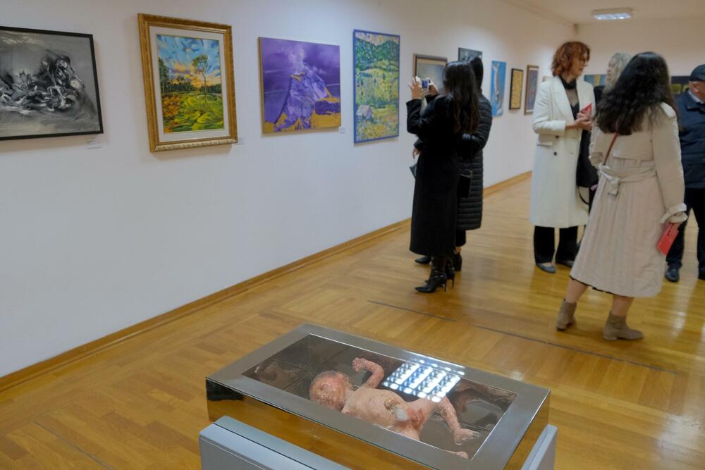 <p>Jubilarna izložba pokazala da crnogorska likovna scena ostaje vitalna, autentična i duboko povezana sa društvom</p>