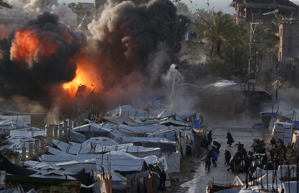 Dim i plamen nakon izraelskog udara kod šatorskog naselja u Deir al-Balahu, u centralnoj Gazi