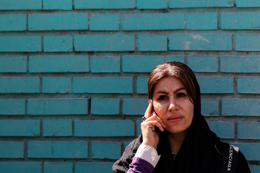 Iranka blizu stambene zgrade u Teheranu pogođene u izrelsko-američkom napadu, Foto: REUTERS