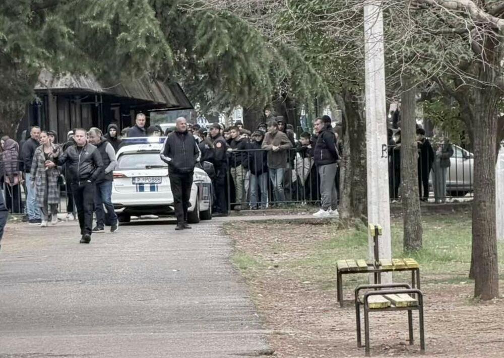 Policija čuvala djecu od djece tokom gradskog školskog odbojkaškog...
