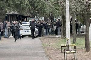 Policija čuvala djecu od djece tokom gradskog školskog odbojkaškog...