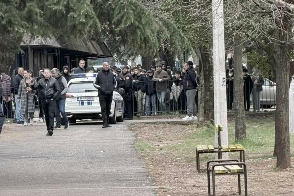 Zbog đaka drugih škola, učenici OŠ &ldquo;Radojica Perović&rdquo; dolazili u pratnji roditelja, Foto: Privatna arhiva