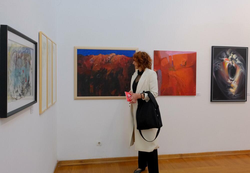 <p>Izložba, kao centralni godišnji događaj Udruženja, postaje mjesto na kojem se različiti pravci, generacije i pristupi susreću u zajedničkom diskurzivnom okviru</p>