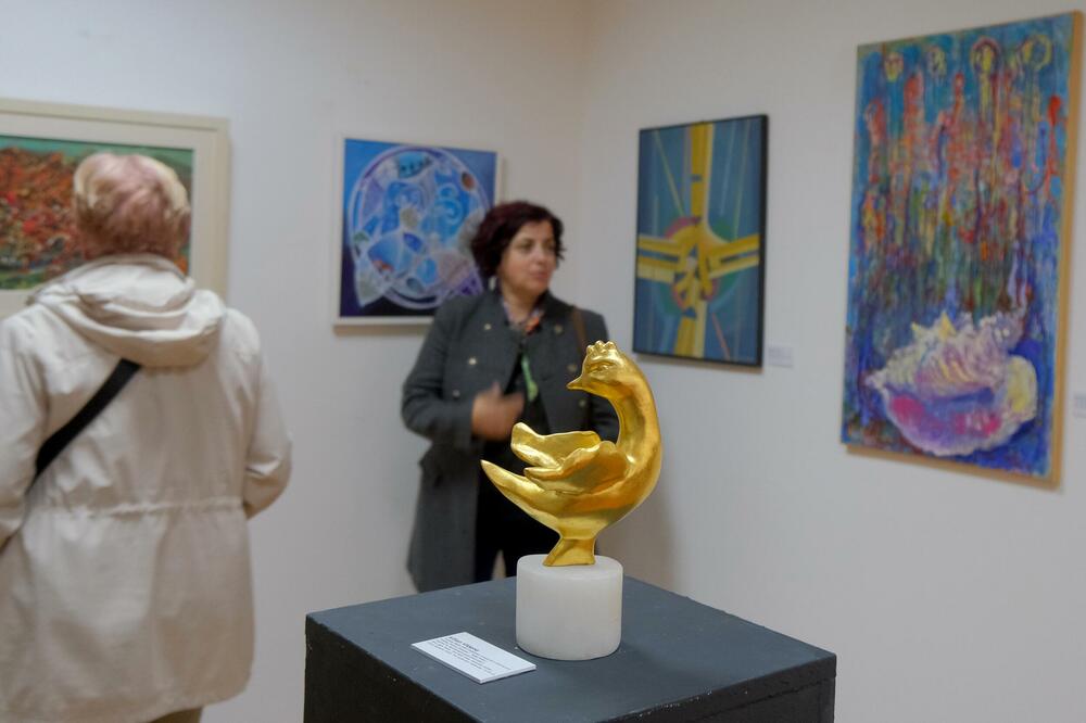 <p>Izložba, kao centralni godišnji događaj Udruženja, postaje mjesto na kojem se različiti pravci, generacije i pristupi susreću u zajedničkom diskurzivnom okviru</p>