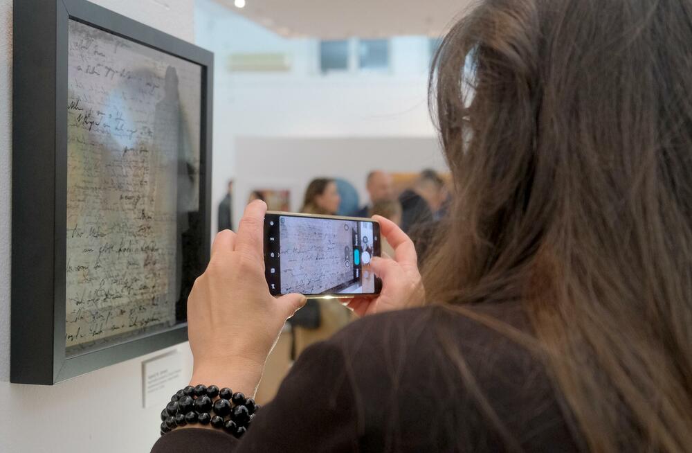 <p>Izložba, kao centralni godišnji događaj Udruženja, postaje mjesto na kojem se različiti pravci, generacije i pristupi susreću u zajedničkom diskurzivnom okviru</p>