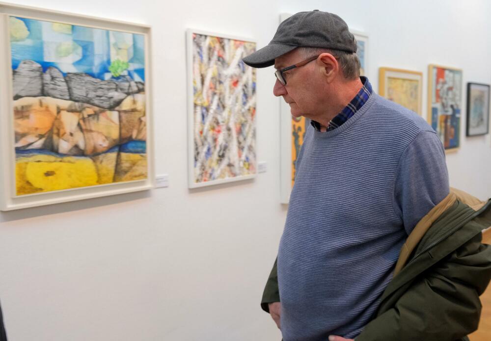 <p>Izložba, kao centralni godišnji događaj Udruženja, postaje mjesto na kojem se različiti pravci, generacije i pristupi susreću u zajedničkom diskurzivnom okviru</p>