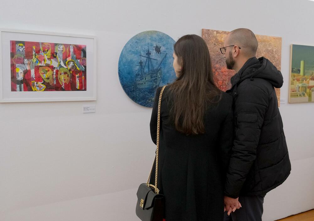 <p>Izložba, kao centralni godišnji događaj Udruženja, postaje mjesto na kojem se različiti pravci, generacije i pristupi susreću u zajedničkom diskurzivnom okviru</p>