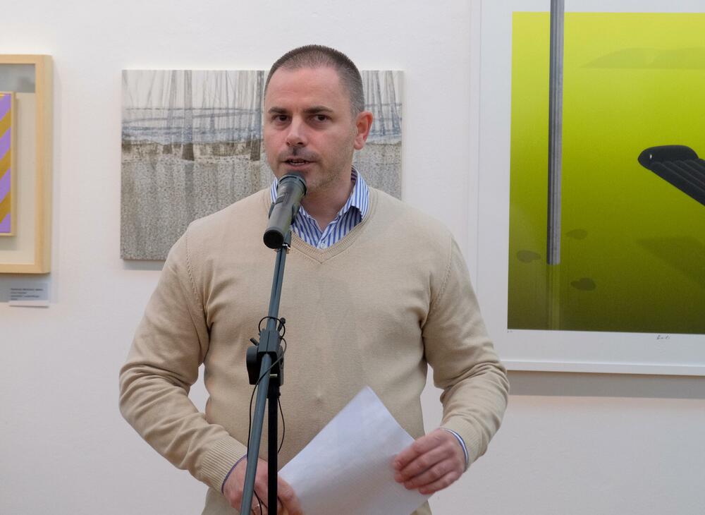 <p>Izložba, kao centralni godišnji događaj Udruženja, postaje mjesto na kojem se različiti pravci, generacije i pristupi susreću u zajedničkom diskurzivnom okviru</p>