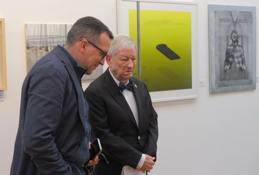 <p>Izložba, kao centralni godišnji događaj Udruženja, postaje mjesto na kojem se različiti pravci, generacije i pristupi susreću u zajedničkom diskurzivnom okviru</p>