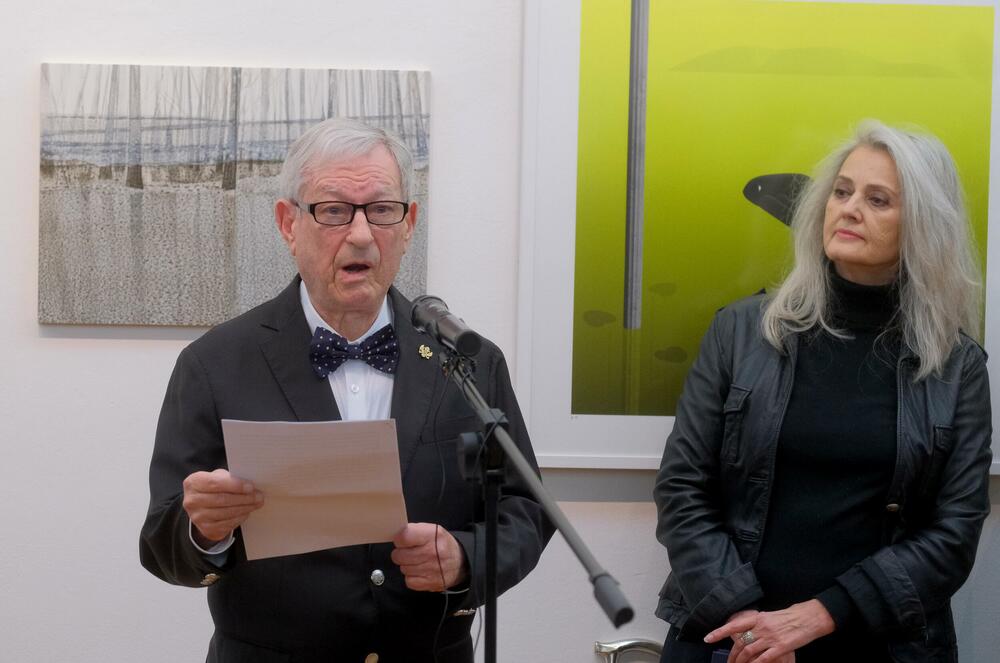 <p>Izložba, kao centralni godišnji događaj Udruženja, postaje mjesto na kojem se različiti pravci, generacije i pristupi susreću u zajedničkom diskurzivnom okviru</p>