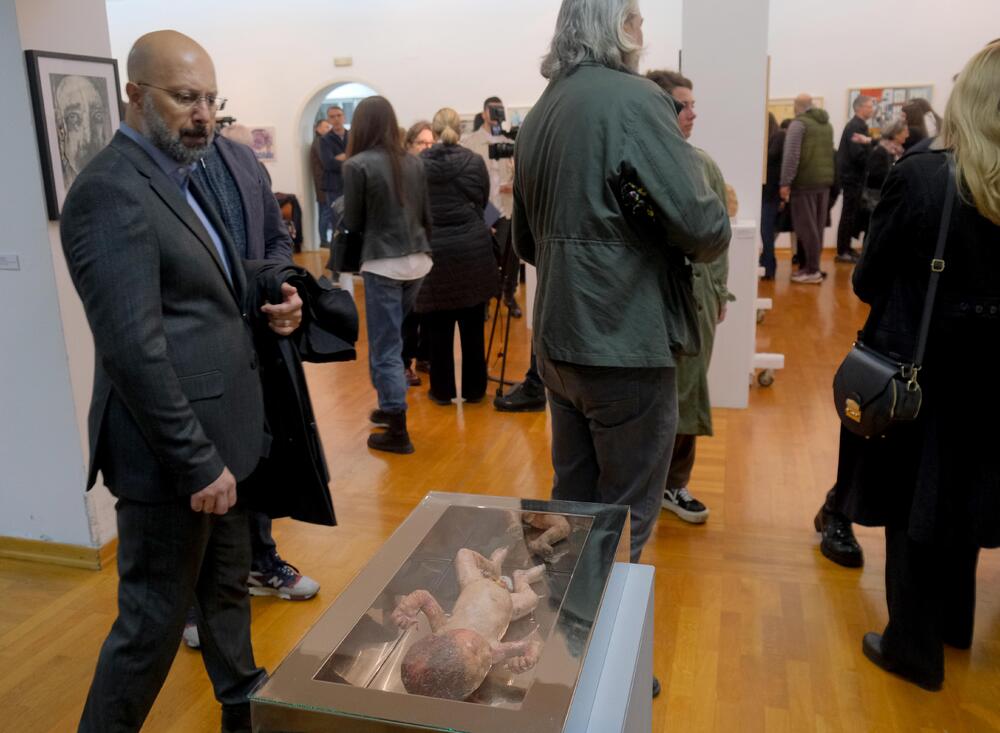 <p>Izložba, kao centralni godišnji događaj Udruženja, postaje mjesto na kojem se različiti pravci, generacije i pristupi susreću u zajedničkom diskurzivnom okviru</p>