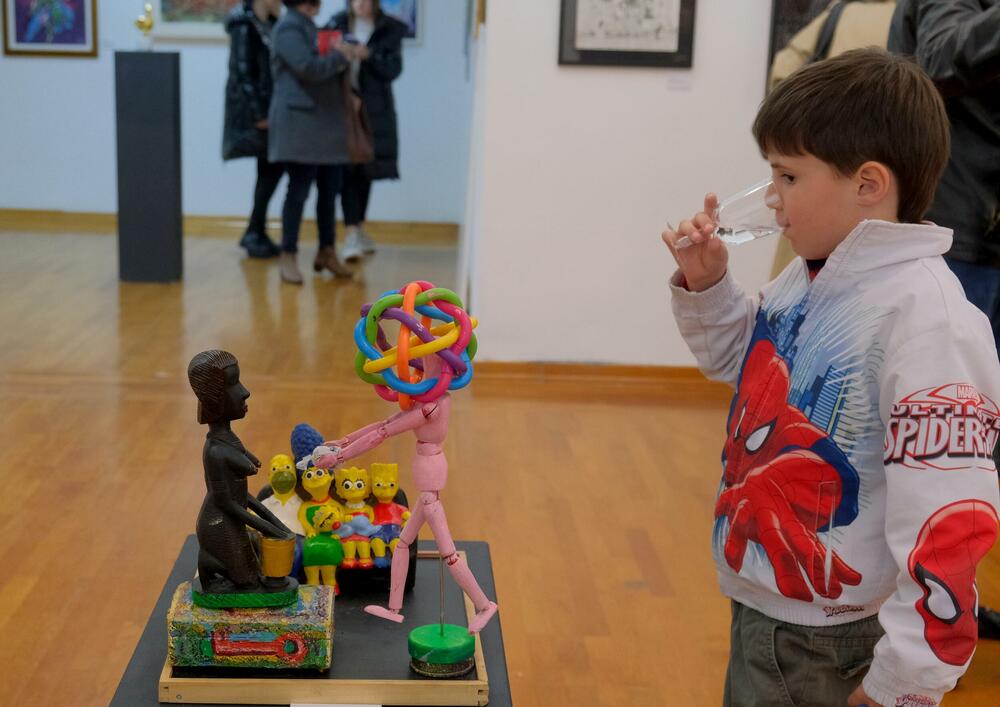 <p>Izložba, kao centralni godišnji događaj Udruženja, postaje mjesto na kojem se različiti pravci, generacije i pristupi susreću u zajedničkom diskurzivnom okviru</p>