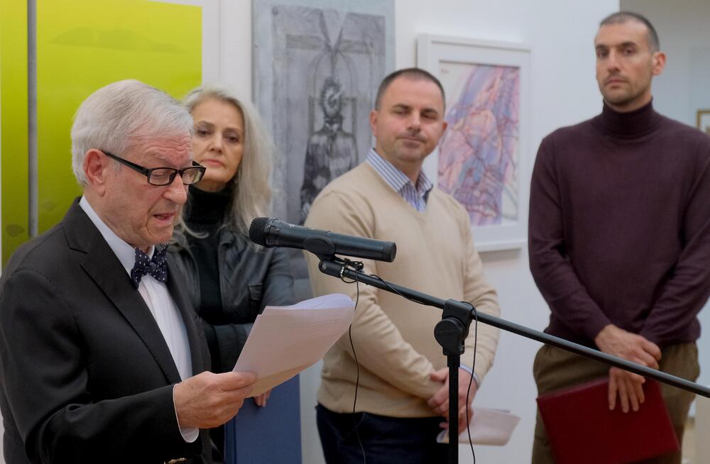 <p>Izložba, kao centralni godišnji događaj Udruženja, postaje mjesto na kojem se različiti pravci, generacije i pristupi susreću u zajedničkom diskurzivnom okviru</p>