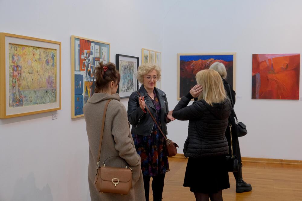 <p>Izložba, kao centralni godišnji događaj Udruženja, postaje mjesto na kojem se različiti pravci, generacije i pristupi susreću u zajedničkom diskurzivnom okviru</p>