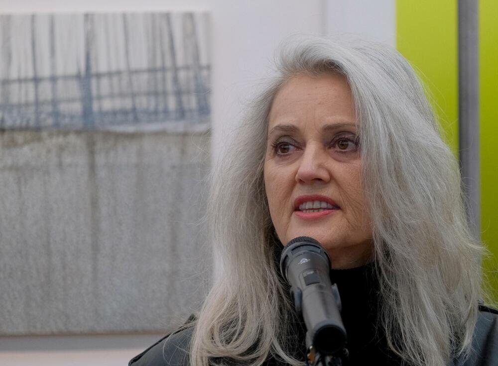 <p>Izložba, kao centralni godišnji događaj Udruženja, postaje mjesto na kojem se različiti pravci, generacije i pristupi susreću u zajedničkom diskurzivnom okviru</p>