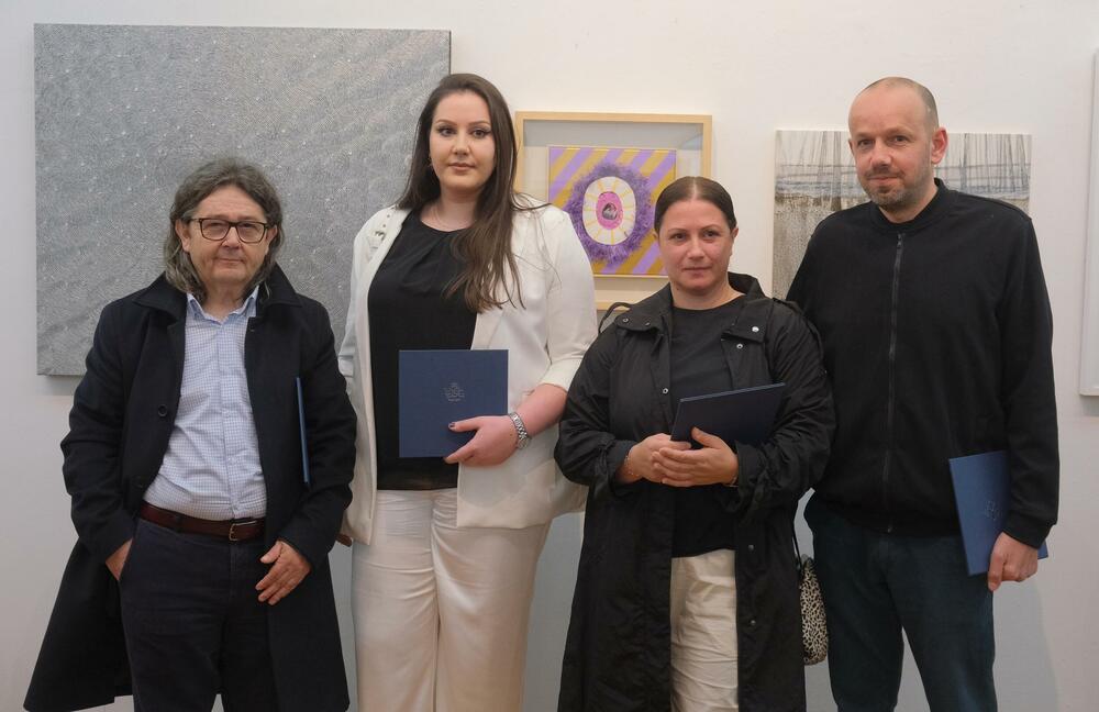 <p>Izložba, kao centralni godišnji događaj Udruženja, postaje mjesto na kojem se različiti pravci, generacije i pristupi susreću u zajedničkom diskurzivnom okviru</p>