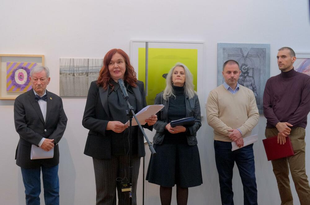 <p>Izložba, kao centralni godišnji događaj Udruženja, postaje mjesto na kojem se različiti pravci, generacije i pristupi susreću u zajedničkom diskurzivnom okviru</p>