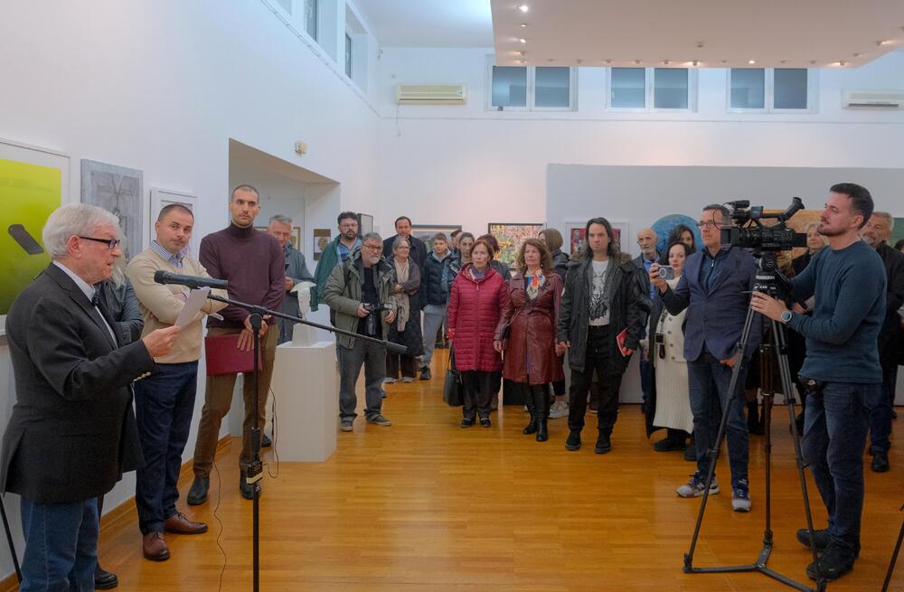 <p>Izložba, kao centralni godišnji događaj Udruženja, postaje mjesto na kojem se različiti pravci, generacije i pristupi susreću u zajedničkom diskurzivnom okviru</p>