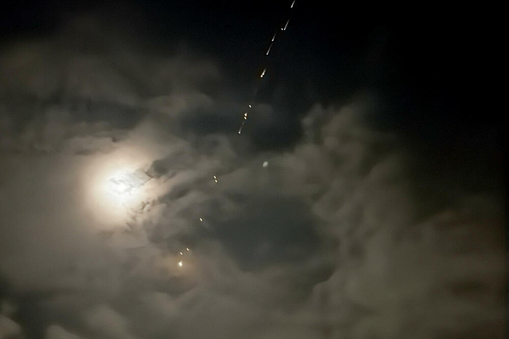 Iranska raketa leti prema Izraelu, usred američko-izraelskog sukoba s Iranom, kako se vidi iz Ramale, na izraelski okupiranoj Zapadnoj obali,, Foto: Reuters