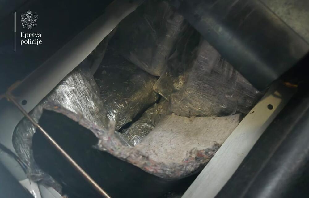 <p>Droga bila skrivena u posebno izrađenom spremištu vozila</p>