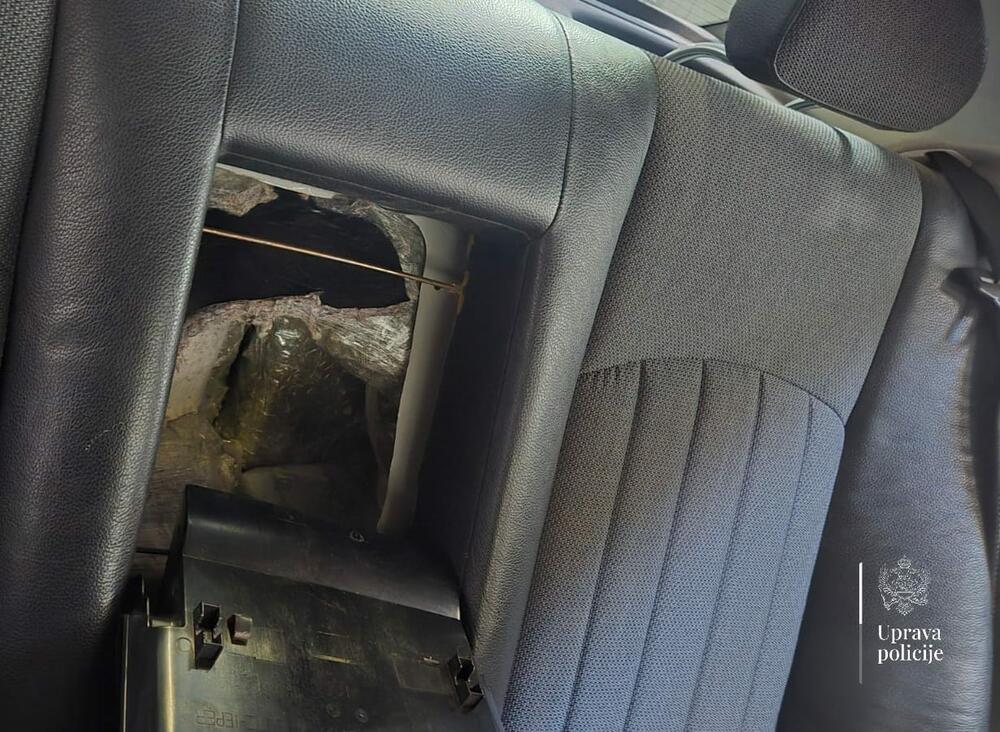 <p>Droga bila skrivena u posebno izrađenom spremištu vozila</p>