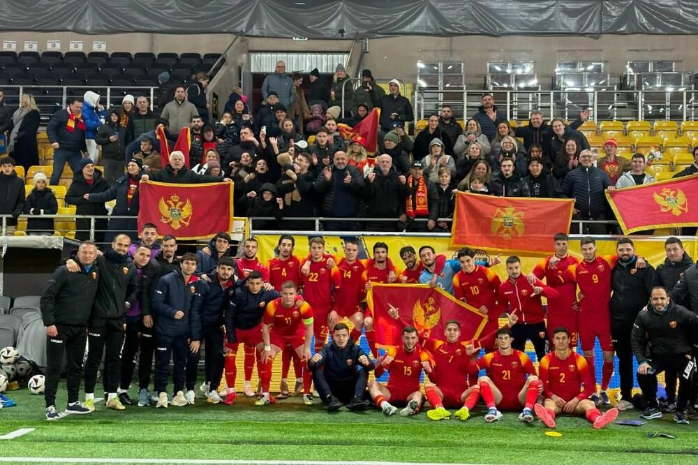 Mlada fudbalska reprezentacija sa navijačima na sinoćnjem meču u Švedskoj, Foto: FSCG