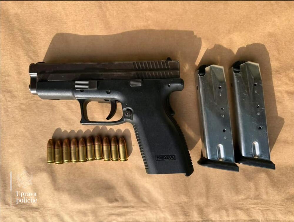 Policija oduzela tri komada vatrenog oružja, municiju i drogu