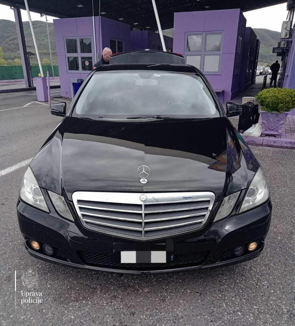 Granična policija oduzela ukradeni "mercedes" za kojim traga...