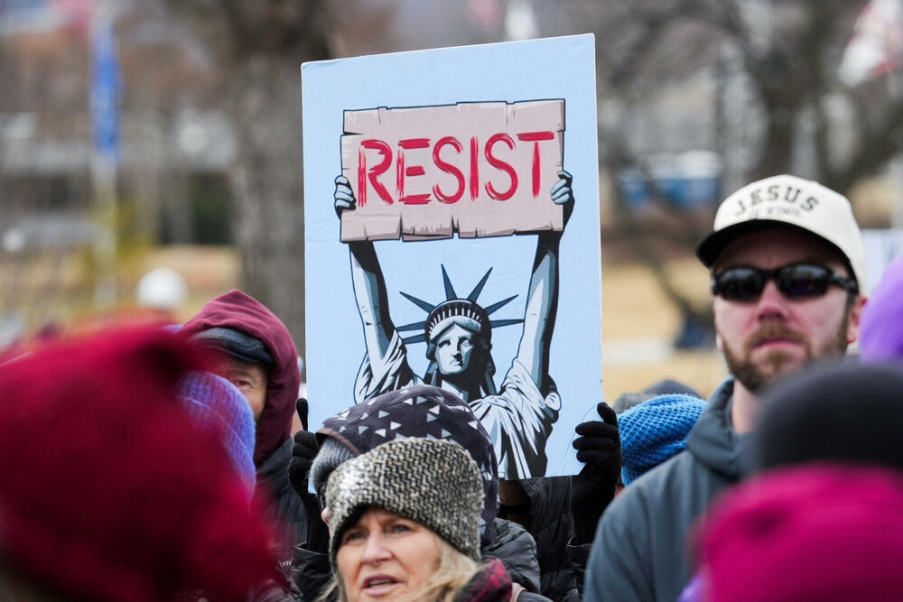 <p>To je treći put za manje od godinu dana da koalicija organizacija ujedinjenih oko slogana "Nema kraljeva" (No Kings) poziva stanovnike Amerike da izađu na ulice</p>