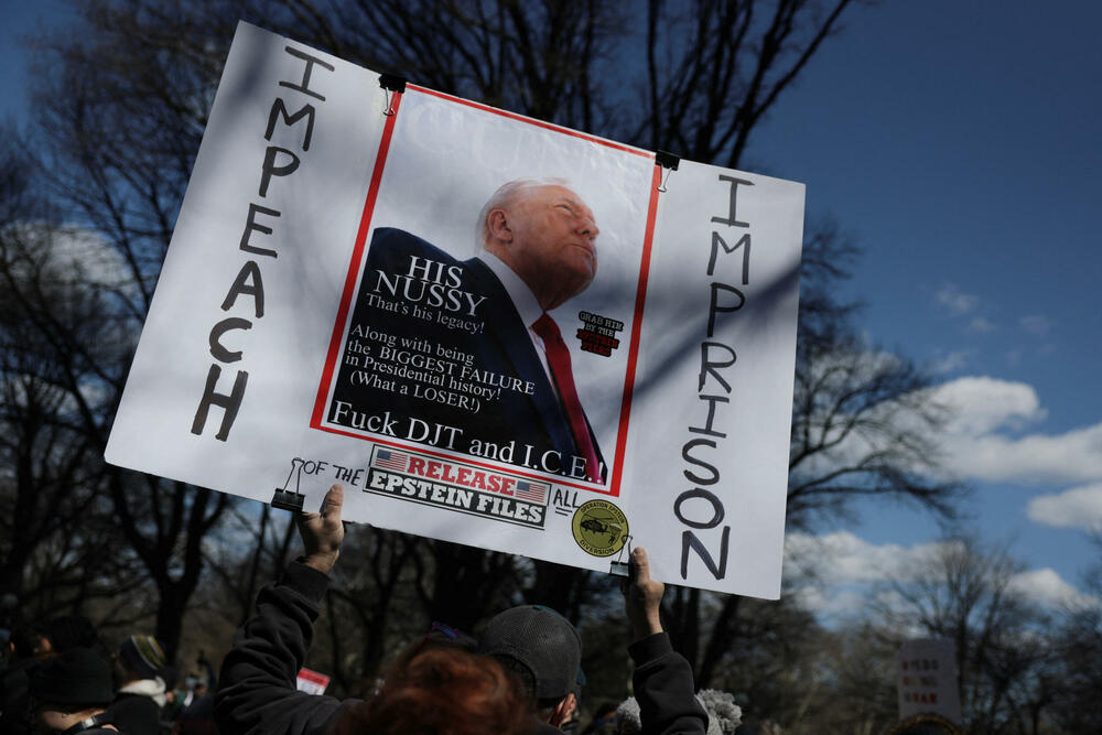 <p>To je treći put za manje od godinu dana da koalicija organizacija ujedinjenih oko slogana "Nema kraljeva" (No Kings) poziva stanovnike Amerike da izađu na ulice</p>