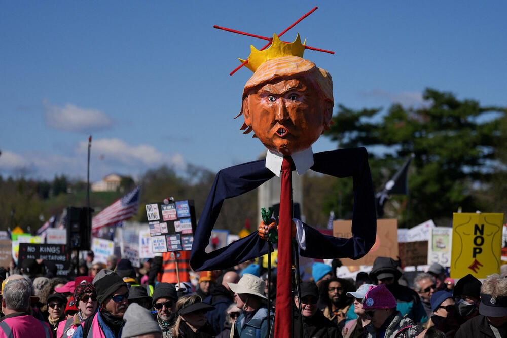 <p>To je treći put za manje od godinu dana da koalicija organizacija ujedinjenih oko slogana "Nema kraljeva" (No Kings) poziva stanovnike Amerike da izađu na ulice</p>