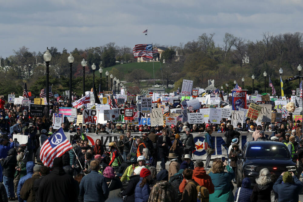 <p>To je treći put za manje od godinu dana da koalicija organizacija ujedinjenih oko slogana "Nema kraljeva" (No Kings) poziva stanovnike Amerike da izađu na ulice</p>