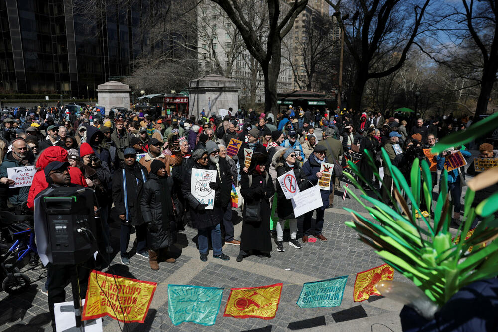 <p>To je treći put za manje od godinu dana da koalicija organizacija ujedinjenih oko slogana "Nema kraljeva" (No Kings) poziva stanovnike Amerike da izađu na ulice</p>