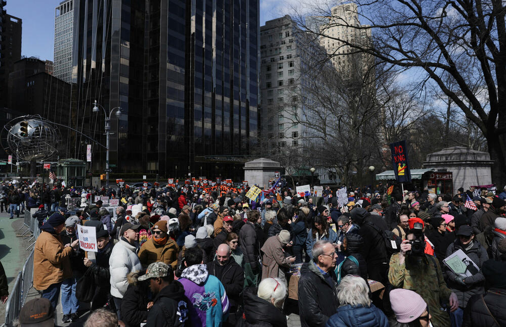 <p>To je treći put za manje od godinu dana da koalicija organizacija ujedinjenih oko slogana "Nema kraljeva" (No Kings) poziva stanovnike Amerike da izađu na ulice</p>