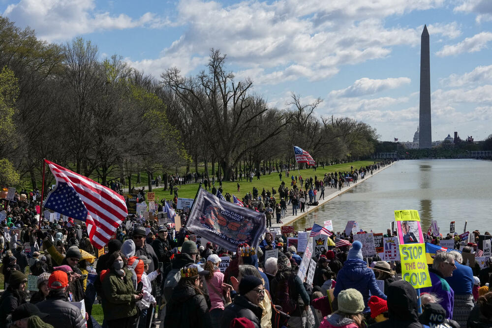 <p>To je treći put za manje od godinu dana da koalicija organizacija ujedinjenih oko slogana "Nema kraljeva" (No Kings) poziva stanovnike Amerike da izađu na ulice</p>