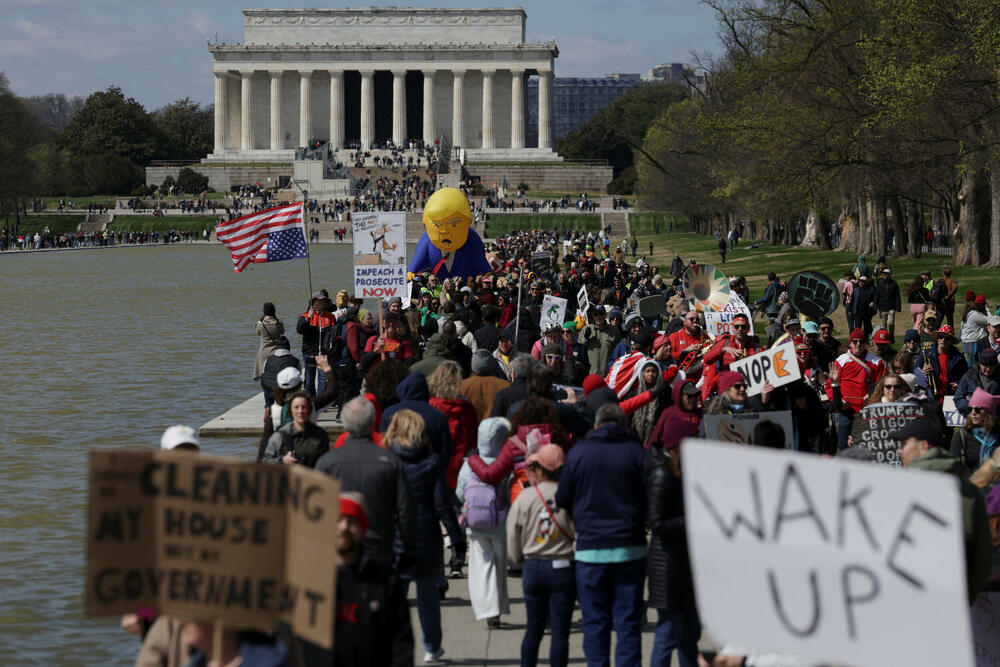 <p>To je treći put za manje od godinu dana da koalicija organizacija ujedinjenih oko slogana "Nema kraljeva" (No Kings) poziva stanovnike Amerike da izađu na ulice</p>