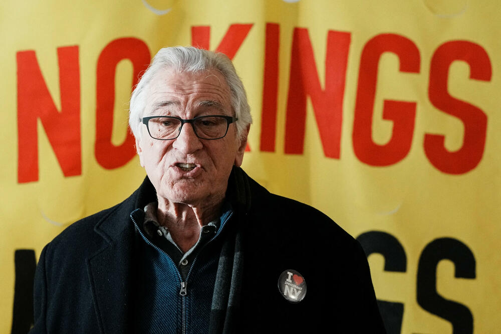 <p>To je treći put za manje od godinu dana da koalicija organizacija ujedinjenih oko slogana "Nema kraljeva" (No Kings) poziva stanovnike Amerike da izađu na ulice</p>