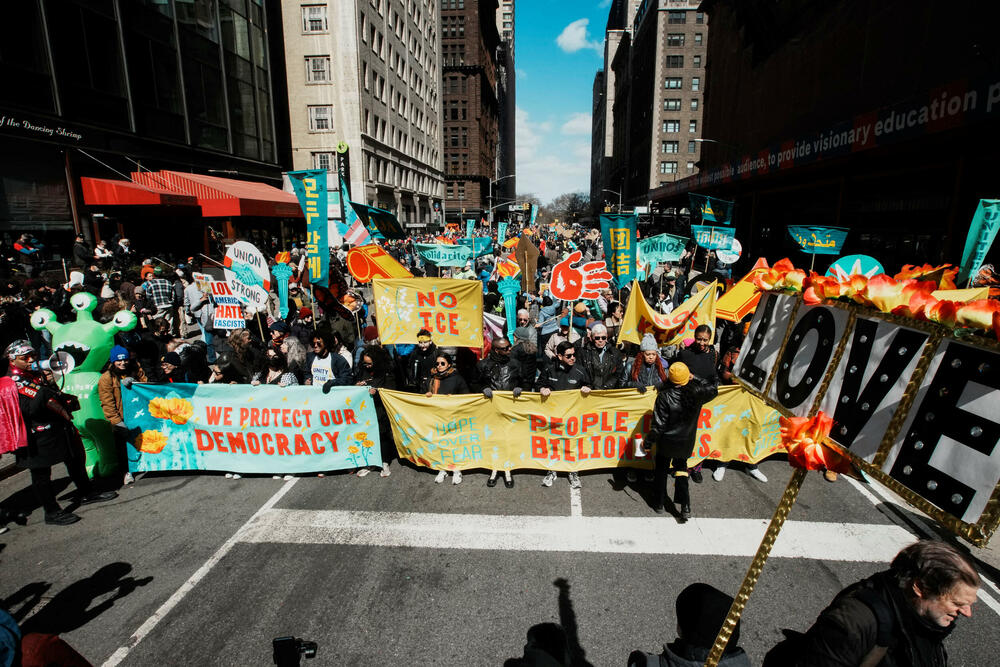 <p>To je treći put za manje od godinu dana da koalicija organizacija ujedinjenih oko slogana "Nema kraljeva" (No Kings) poziva stanovnike Amerike da izađu na ulice</p>