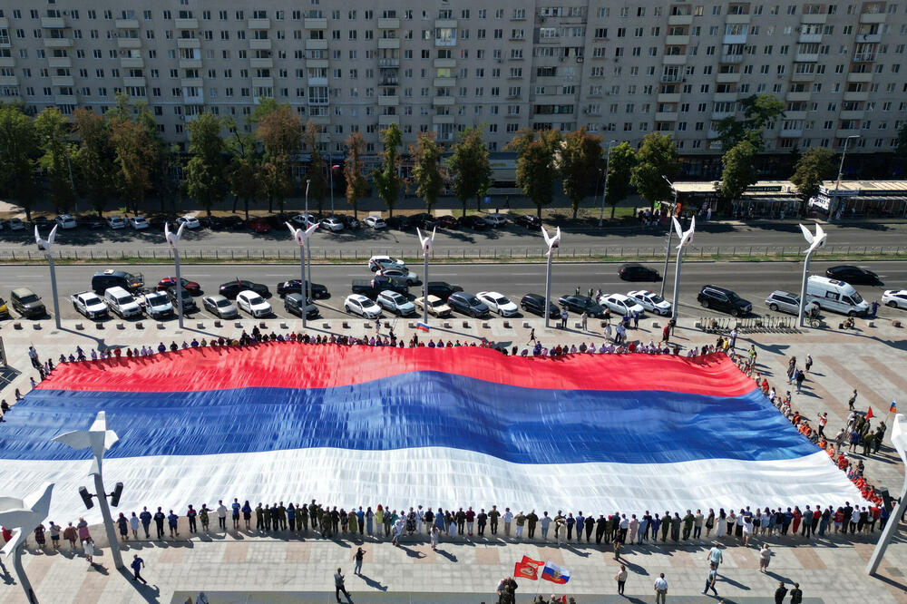 Ruska zastava u Mariupolju povodom Dana zastave 22. avgusta prošle godine, Foto: Rojters