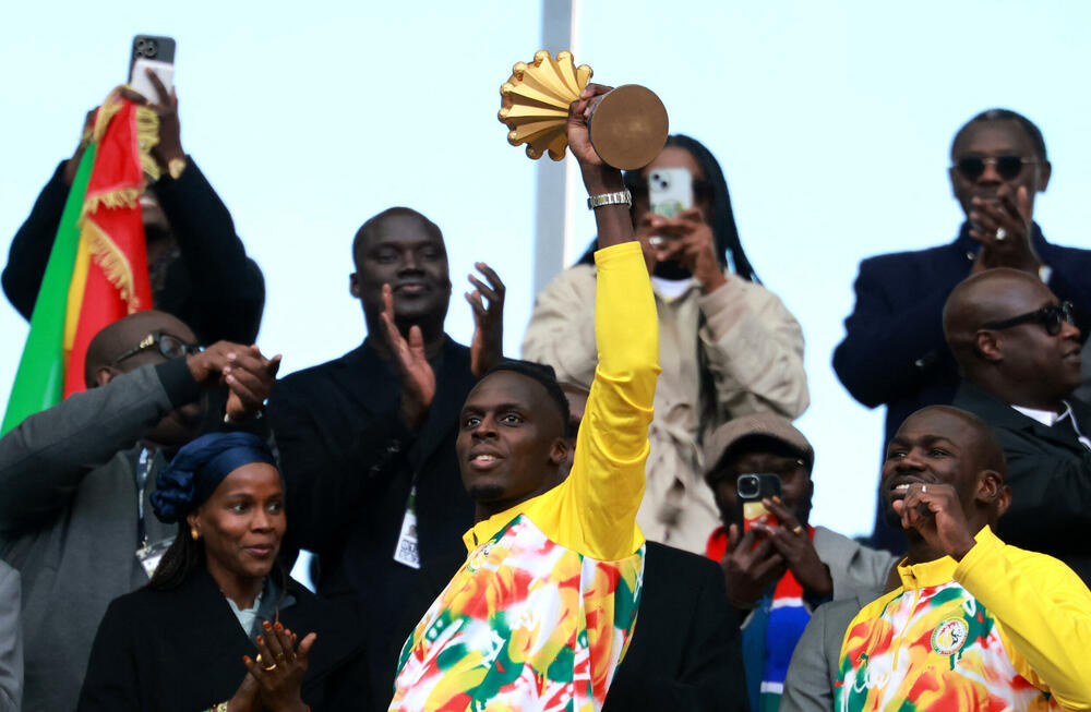 Fudbaleri Senegala u Parizu paradirali sa peharom Kupa afričkih...