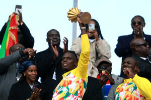 Fudbaleri Senegala u Parizu paradirali sa peharom Kupa afričkih...