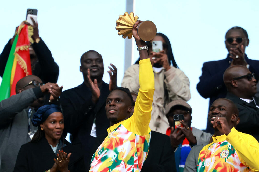 Eduar Mendi sa peharom, Foto: Reuters