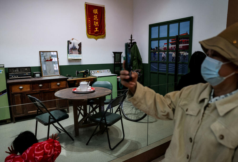 Postavka koja dočarava kineski enterijer iz 20. vijeka, na izložbi o proizvodnim dostignućima te zemlje, u Nacionalnom muzeju u Pekingu