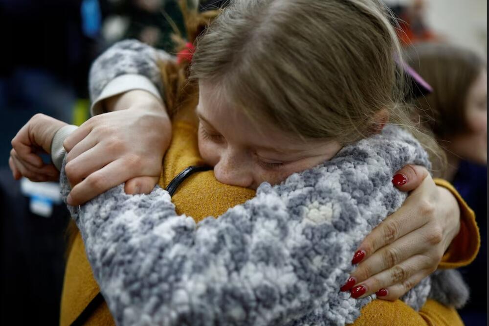 Valerija, koja je iz teritorija van kontrole ukrajinske vlade otišla u ljetnji kamp koji su organizovale ruske vlasti, a potom odvedena u Rusiju, grli svoju majku Anastasiju nakon povratka preko ukrajinsko-bjeloruske granice, u Kijevu, Ukrajina, 8. aprila, Foto: REUTERS