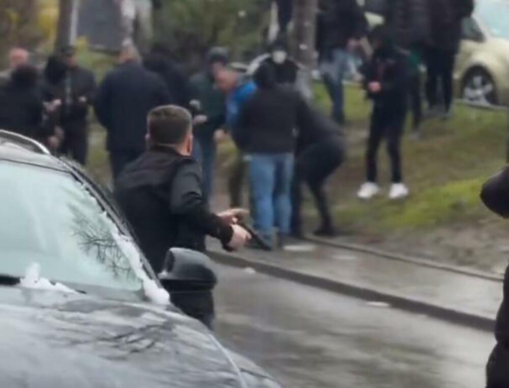 Srbija: Muškarac sa pištoljem u ruci prišao grupi koja je napala...