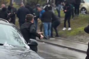 Srbija: Muškarac sa pištoljem u ruci prišao grupi koja je napala...