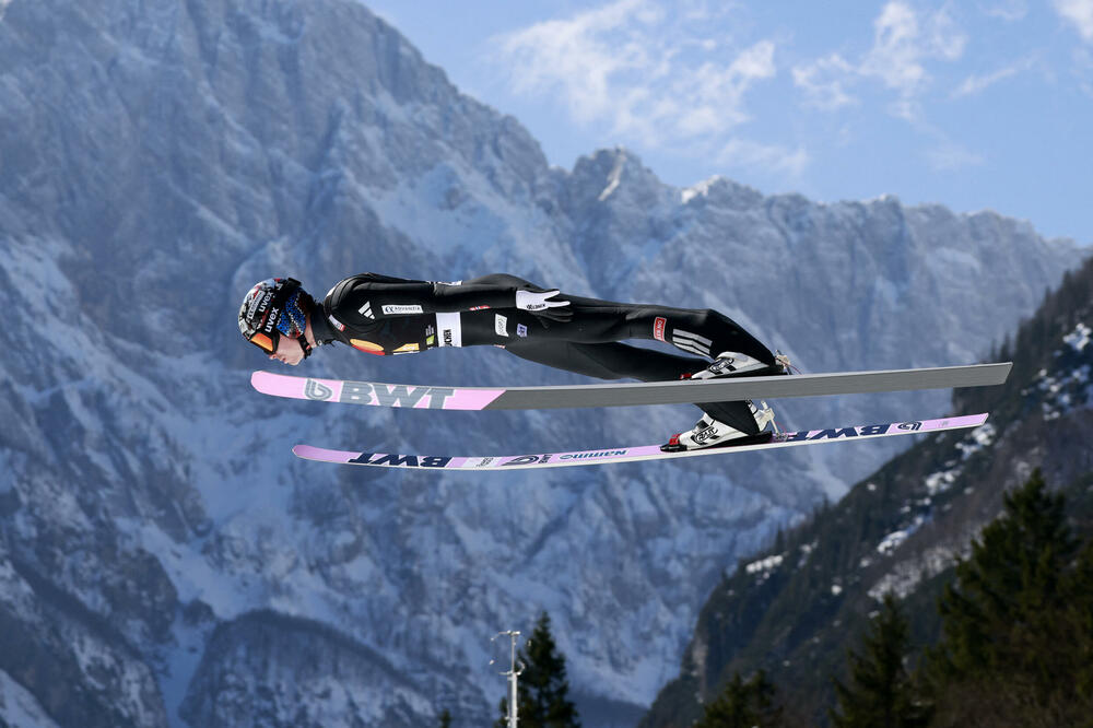 Lindvik je u finalnoj seriji doletio na 231,5 metara za ubjedljiv trijumf, Foto: REUTERS