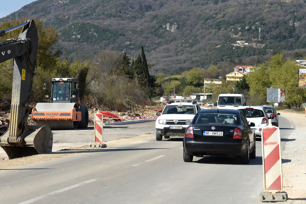 Radi se u tri smjene u osvit sezone, Foto: BORIS PEJOVIC